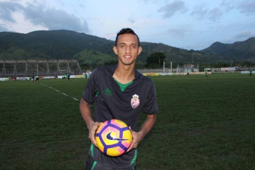 Diego Reyes: El joven delantero hondureño entrena cona Real Sociedad tras su paso por Grecia. El artillero ha revelado que puede seguir en el exterior.