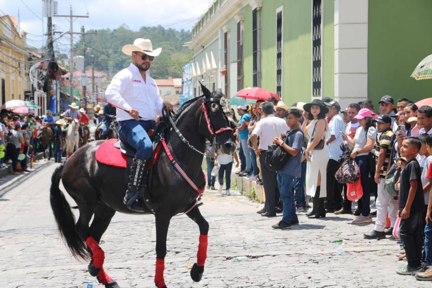 Hermosos caballos purasangre fueron los protagonistas del desfile hípico de la AGAC en Santa Rosa de Copán en el marco de su feria patronal