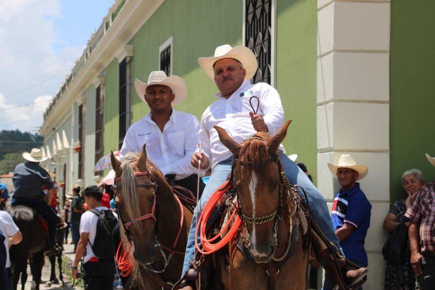 Rigoberto Aguilar, procedente de San Jerónimo, Copán, posa orgulloso con su caballo purasangre durante el desfile hípico de Santa Rosa de Copán