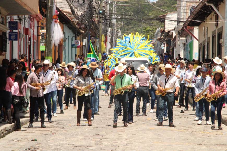 Las bandas musicales alegraron el paso de las carrozas empresariales que desfilaron por la Calle Real Centenario de Santa Rosa de Copán durante el desfile de este sábado.