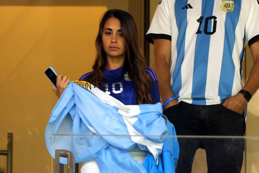 Antonela Roccuzzo apoya a Argentina con una bandera de la albiceleste.