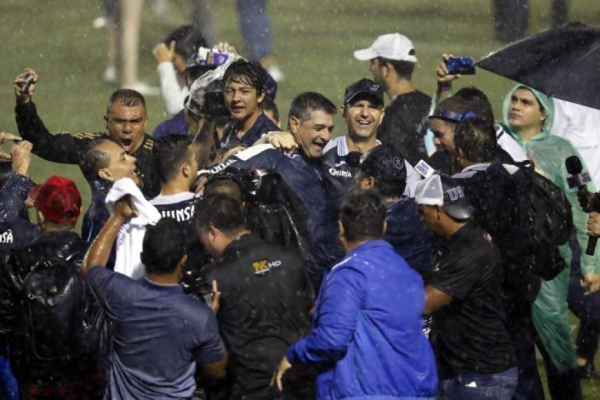 Diego Vázquez enloqueció en los festejos. El entrenador del Motagua se mostró muy feliz por conquistar un nuevo título con el Motagua.