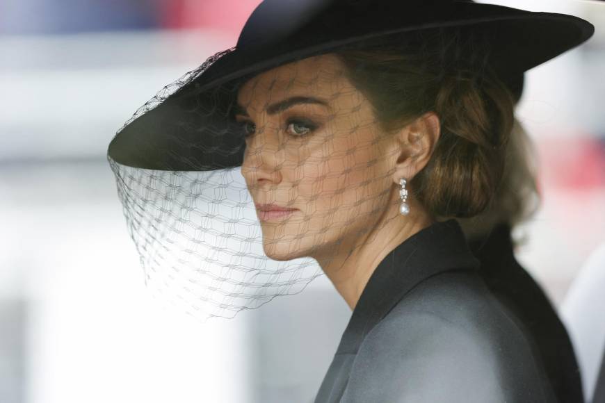 Kate lució además unos pendientes de perlas que también fueron un obsequio de la fallecida monarca.