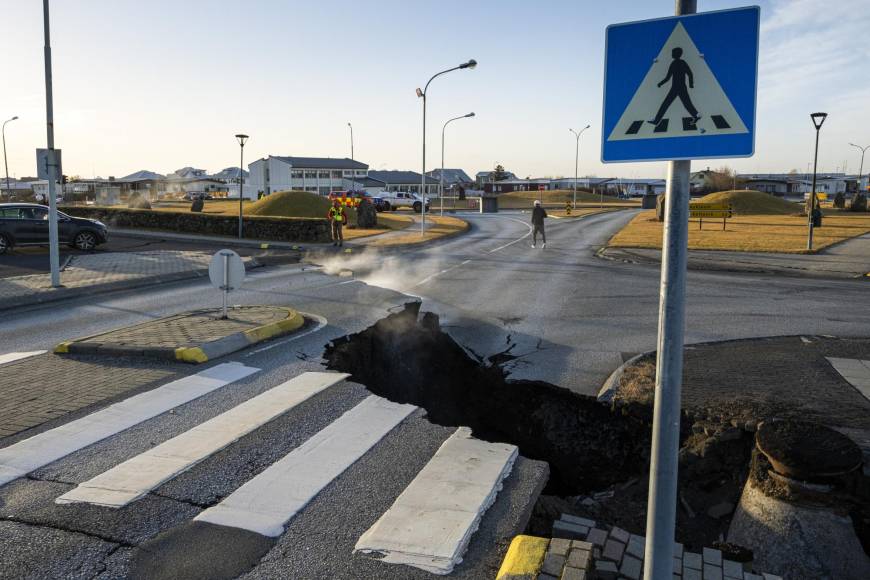 El movimiento de magma bajo la corteza terrestre provocó grietas en carreteras y edificios de esta ciudad de 4.000 habitantes, situada a 40 km al suroeste de Reikiavik y evacuada.