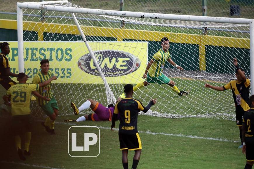 La acción del primer gol del Parrillas One marcado por el defensa Carlos López.