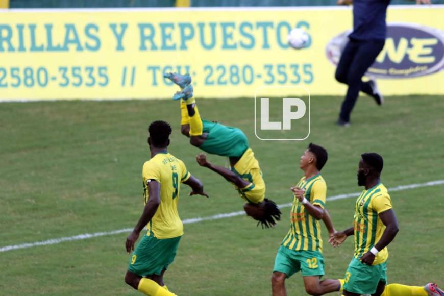 Yoel Castillo festejó su golazo con una espectacular voltereta. Acá la secuencia de la celebración.