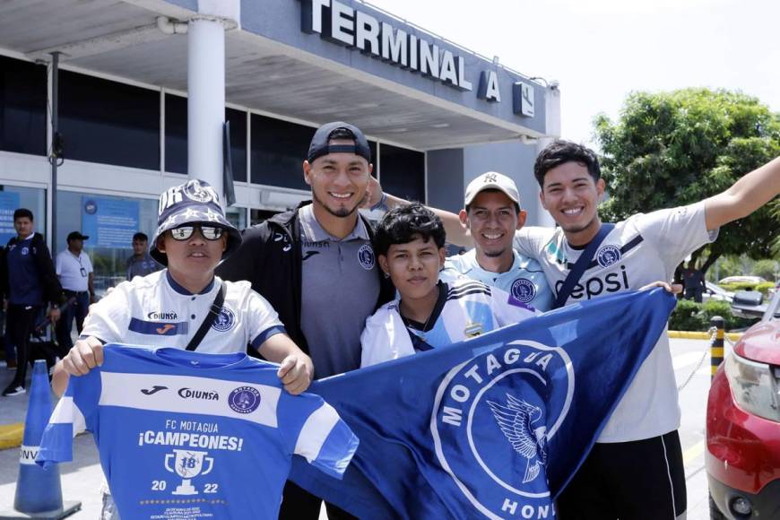 El portero Marlon Licona, MVP del partido en México, se mostró feliz con los aficionados del Motagua.