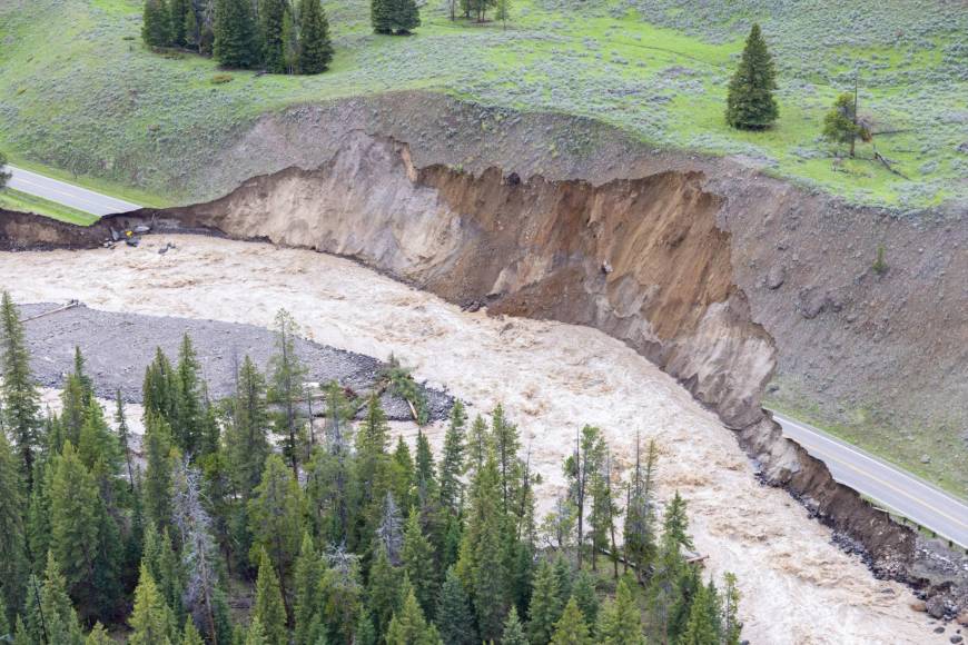 “Debido a las inundaciones récord y a la previsión de más precipitaciones, hemos decidido cerrar Yellowstone a todas las visitas”, afirmó ayer en un comunicado el superintendente a cargo de la gestión del parque, Cam Sholly.