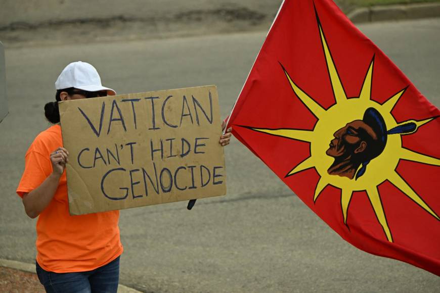 También hubieron manifestaciones contra la visita del Papa a Canadá.