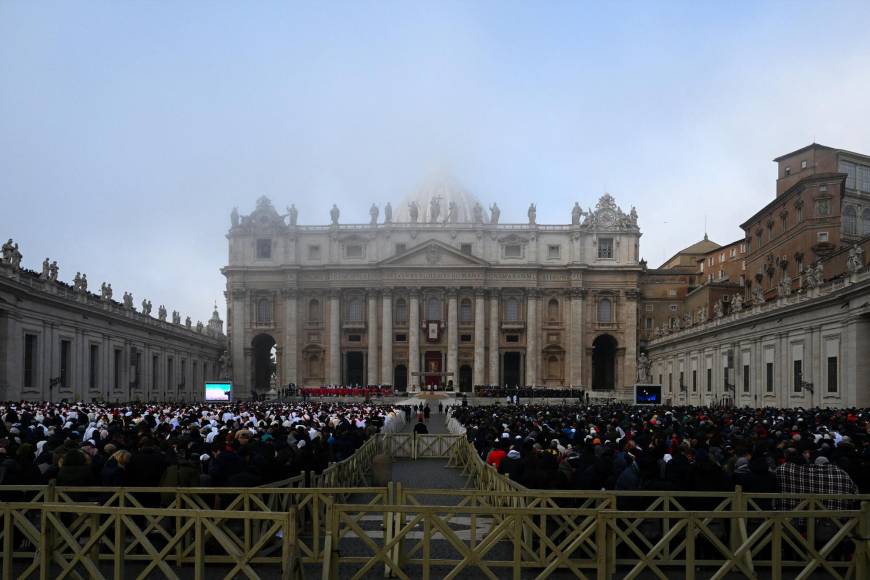 Entre los fieles que asistieron a la ceremonia figuraban muchos sacerdotes y monjas, quienes hicieron fila desde la madrugada para entrar a la plaza.