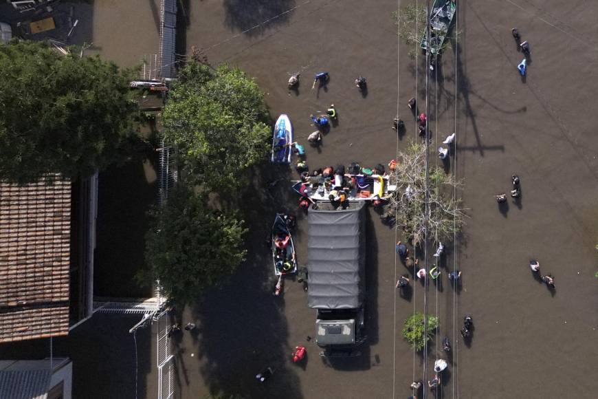 Más de 46.000 personas han sido rescatadas y cerca de 150.000 han tenido que abandonar sus hogares, según los datos oficiales más recientes, desde que empezaron las peores inundaciones de la historia de Rio Grande do Sul, estado fronterizo con Uruguay y Argentina.