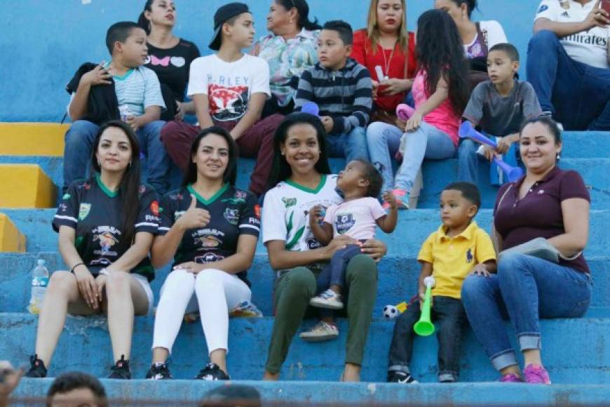 En familia llegaron a apoyar al Santos FC en Siguatepeque.