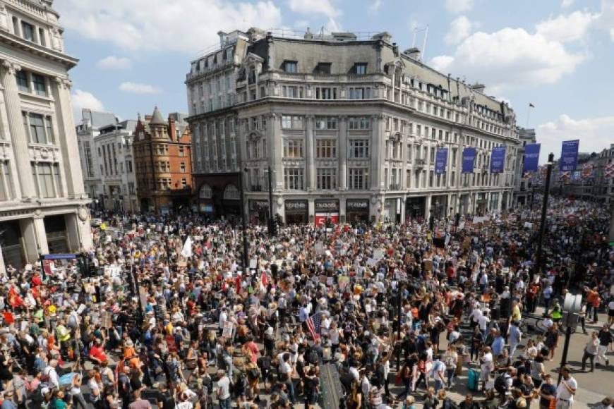 Decenas de miles de personas se congregaron este viernes en Londres para manifestarse contra la visita del presidente estadounidense Donald Trump.