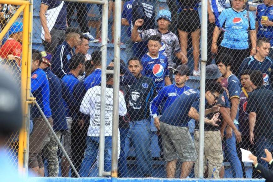 En el lado de los aficionados del Motagua también hubo peleas.