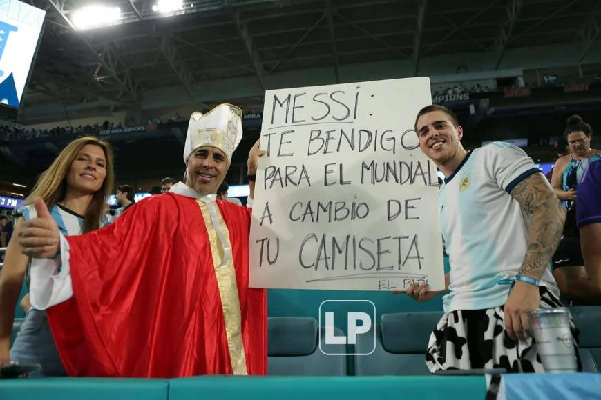 Este aficionado argentino, disfrazado como el Papa, asistió al estadio con una curiosa pancarta dedicada a Messi.