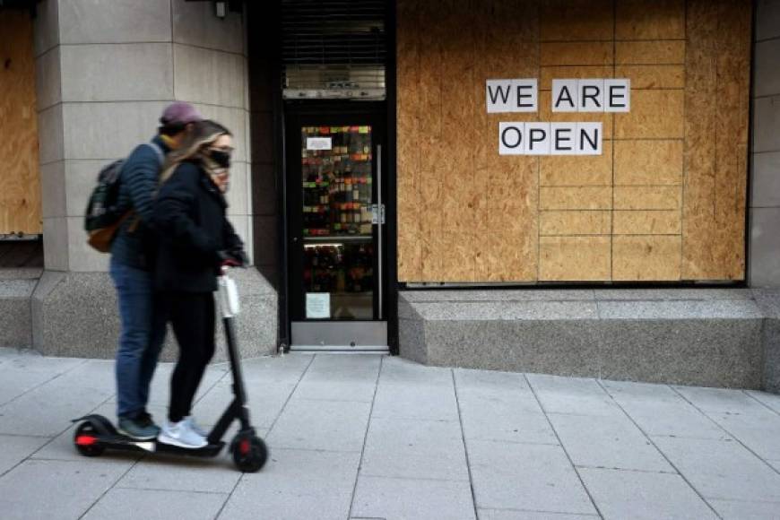 En otras ciudades, como Nueva York, en donde los ataques contra comercios durante las protestas de hace meses afectaron a reconocidas firmas en Manhattan, y Chicago, la Policía han diseñado planes en caso de que las protestas se tornen violentas.