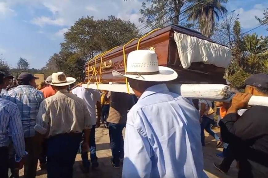 Los restos mortales de Ana Hernández fueron llevados por la comunidad hasta el cementerio.