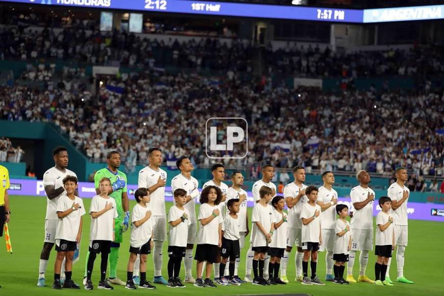 Los jugadores de la Selección de Honduras entonando el himno nacional antes del partido.
