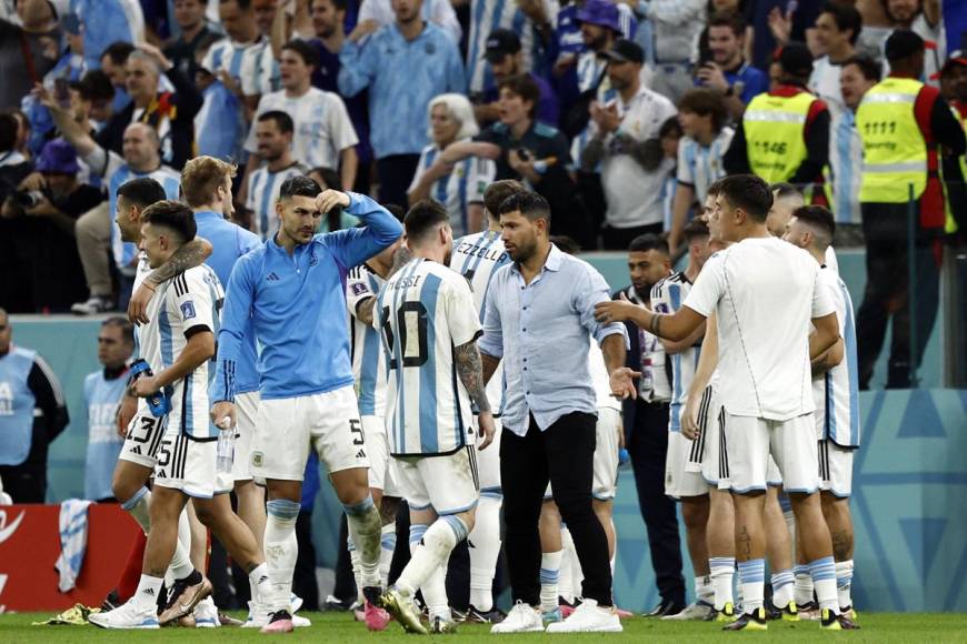 El ‘Kun‘ Agüero entró al campo para celebrar con los jugadores argentinos y felicitar a su gran amigo Lionel Messi.