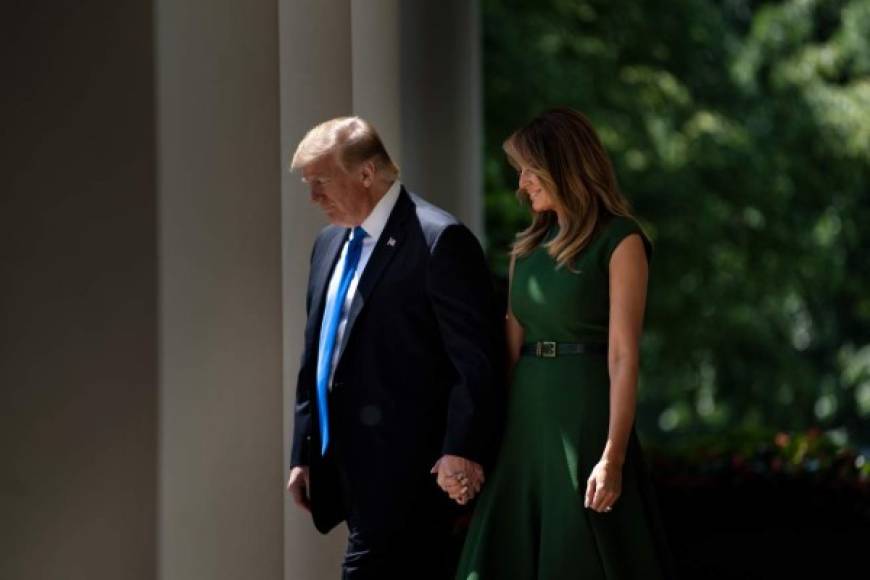 Este jueves 02 de mayo la primera dama de los Estados Unidos tomó parte en el Día Nacional de la Oración, donde acompaño a su marido Donad Trump.<br/><br/>Para el evento Melania uso un vestido verde, corte midi.