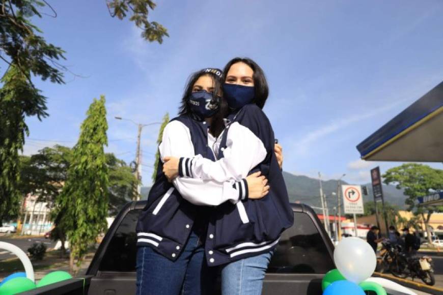 Daniela Durón y María Fernández se abrazaron al reencontrarse.