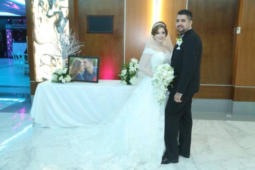 El nuevo matrimonio formado por Gabriela Michelle Orellana y Marvin Josué Enamorado.