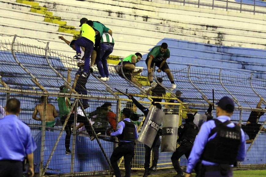 Aficionados del Marathón se regresaron a las gradas tras el accionar de la Policía Nacional.