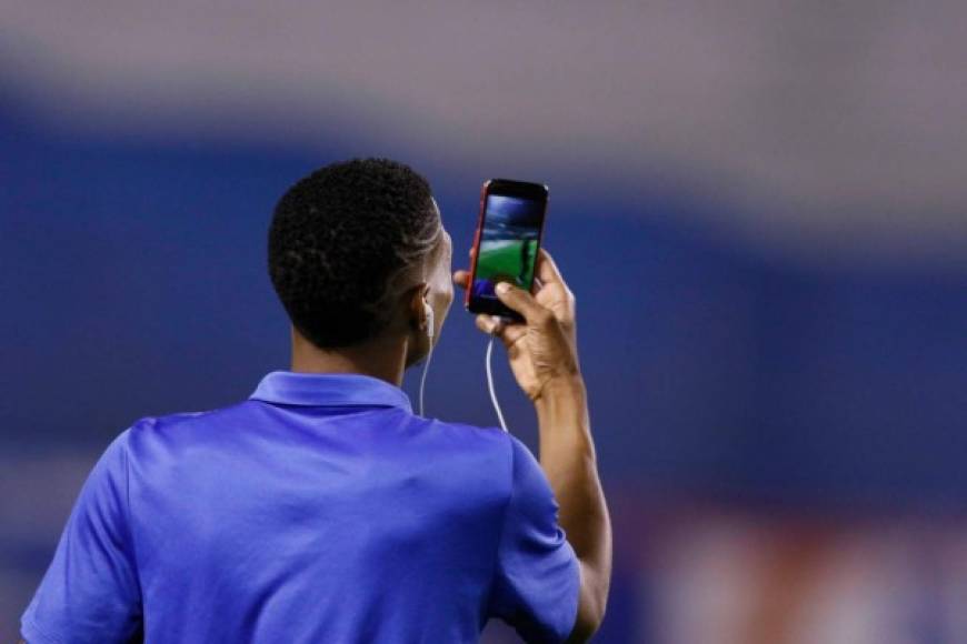 Un jugador de Martinica estuvo tomando videos en el estadio Olímpico antes del inicio del partido.
