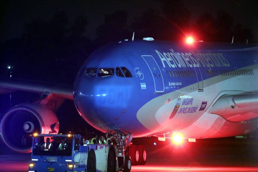 El avión que trasladó a la selección, un Airbus 330 que la aerolínea de bandera ploteó meses atrás con imágenes de jugadores y una gran camiseta albiceleste para trasladar a los aficionados que viajarían desde Argentina a Qatar, fue bautizado en la pista.