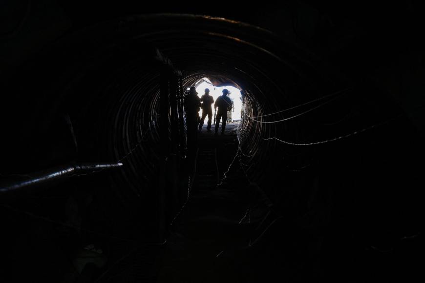 El Ejército asegura que, desde que comenzó la ofensiva terrestre sobre la Franja, el pasado 27 de octubre, han encontrado numerosos túneles, bajo hospitales, escuelas y demás infraestructura civil, como el hospital Shifa de ciudad de Gaza, que asediaron y atacaron durante más de diez días, forzando el desplazamiento de más de miles de heridos y evacuados.