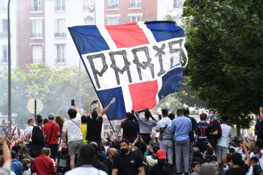 Miles de aficionados del PSG han invadido las calles de París por el fichaje de Messi.