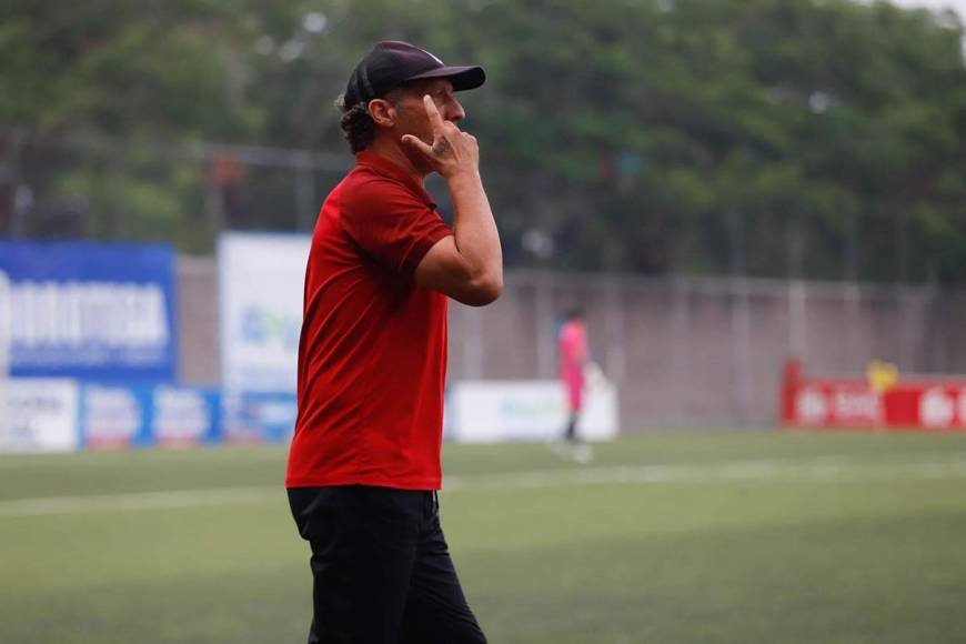 Pedro Troglio pidiéndole cabeza a sus jugadores. El entrenador argentino al final del partido no quiso dar declaraciones.