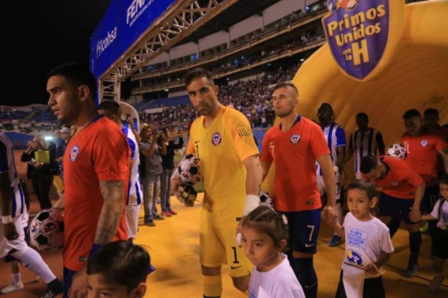 La salida de los equipos titulares de Honduras y Chile a la cancha del estadio Olímpico.