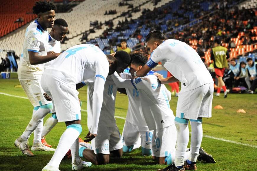 Los jugadores de la Sub-20 de Honduras festejando el gol de Isaac Castillo.