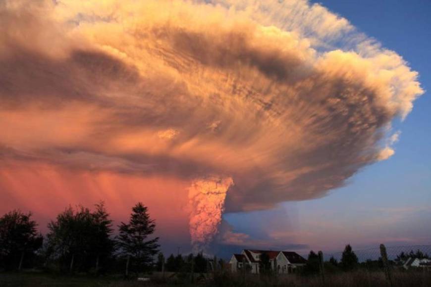 Después de estar dormido durante 33 años, el 22 de abril de 2015 el volcán despertó y obligó a declarar la alerta roja que implica una amenaza para la población.