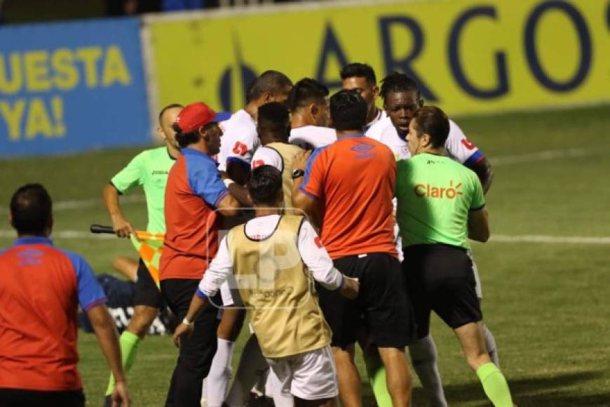 Los futbolistas del Olimpia y Pedro Troglio se fueron encima de los árbitros.