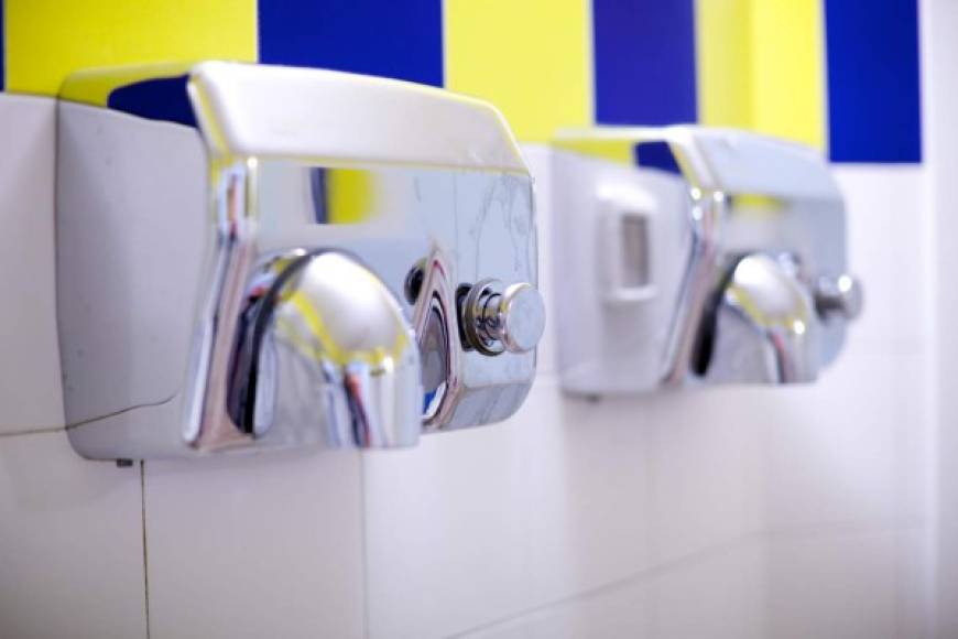 ¿Es cierto que el coronavirus se mata al exponer las manos en un secador de los baños públicos?<br/>La respuesta es no, lávese las manos frecuentemente con un gel hidroalcohólico o con agua y jabón. Una vez limpias, séqueselas bien con toallitas de papel y desechelas.