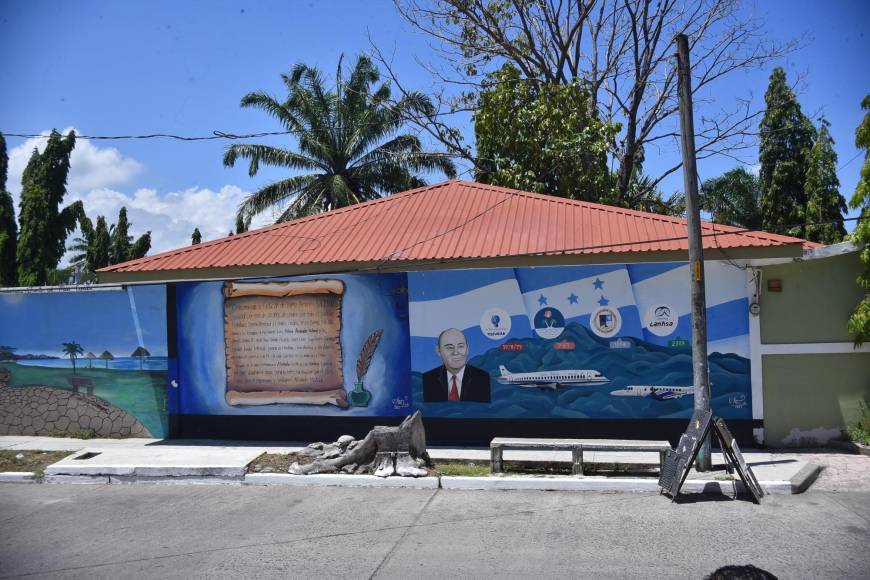 Todo el cerco perimetral del cementerio del barrio Mejía se han construido murales de personalidades de la ciudad, quienes están enterrados en el mismo. Aquí hay personas extranjeras que hicieron de Honduras su segundo país. 