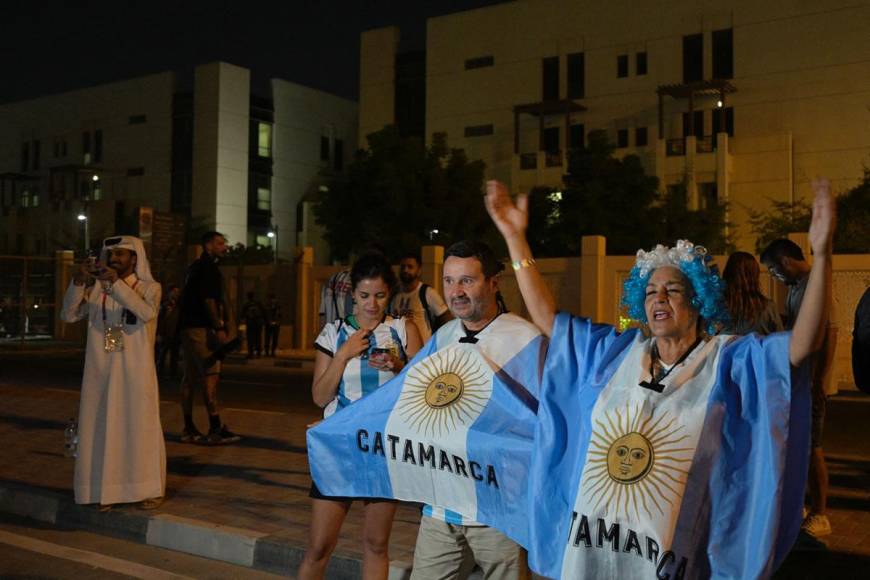 Aficionados argentinos esperaron la llegada de su selección en el lugar donde están ya concentrados.