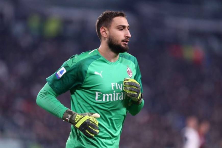 El director deportivo del AC Milan, Frederic Massara, ha asegurado que la reunión para ampliar el contrato del portero italiano Gianluigi Donnarumma está cerca: 'Hablaremos sobre la renovación con su agente en los próximos días. Queremos que siga aquí, es un pilar del equipo y el futuro debe cimentarse en él. Estamos confiados'.