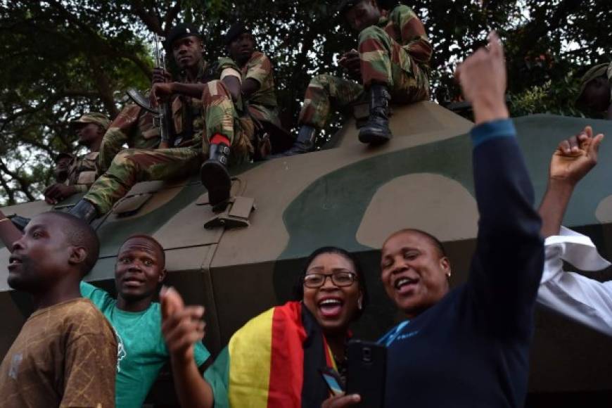 Luego de una semana de incertidumbre política, los zimbabuenses reaccionaron con alegría.<br/>