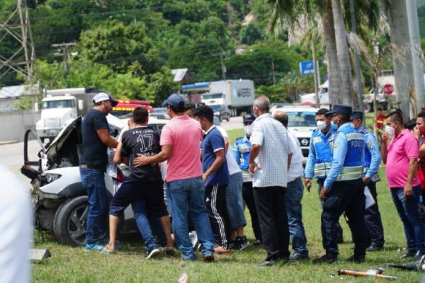 3. Cinco jóvenes muertos en Choloma: Uno de los mástrágicos accidentes se dio en Choloma el mes recién pasado. El fatal accidente ocurrió ayer a eso de las 10:30 am, en la aldea Bijao, cuando al parecer al turismo marca Pontiac Vibe, con placas PDW 0309, se le estalló una llanta, por lo que Darwin perdió el control del volante y se estrelló en la esquina del muro de una empresa cementera de la zona.