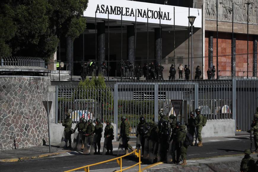 Decenas de militares y policías han cercado la Asamblea Nacional de Ecuador, institución disuelta este miércoles por el jefe de Estado, Guillermo Lasso, al aplicar la llamada “muerte cruzada”, por “grave conmoción interna y política”. 
