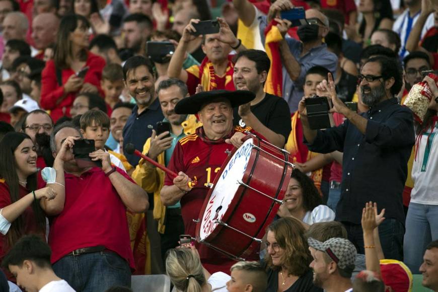 Manuel Cáceres, más conocido como Manolo ‘el del bombo’, animó a España desde las gradas.