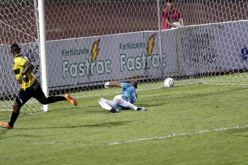 El panameño Carlos Small venciendo al portero del Vida, José Mario Valdez, para marcar el 1-0 del Real España.