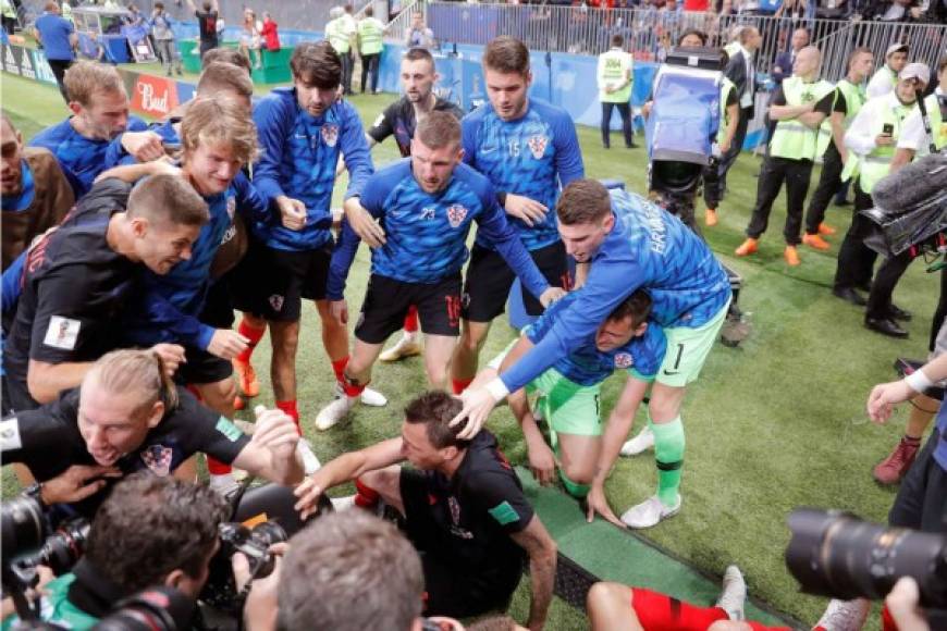 Mario Mandzukic desató la locura de sus compañeros cuando marcó al minuto 108 el gol con el que Croacia venció 2-1 a Inglaterra para clasificarse a la gran final del Mundial de Rusia 2018. Foto EFE