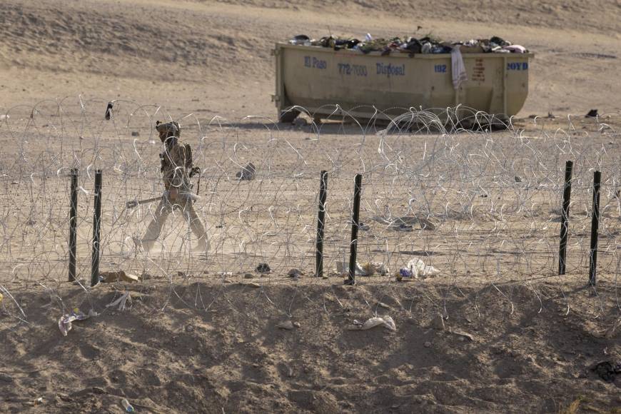 Los militares levantaron una cerca de alambre de púas en la frontera para disuadir a los migrantes.