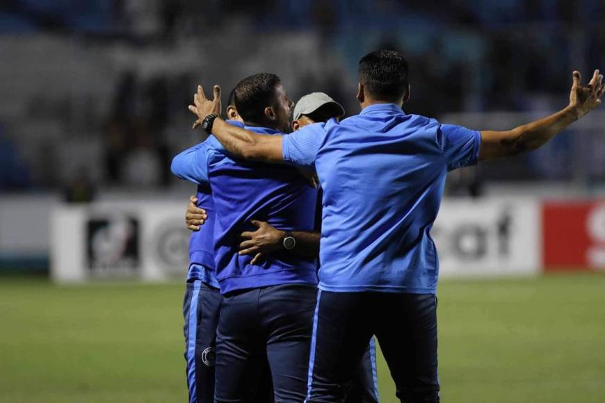 El cuerpo técnico de Ninrod Medina celebrando el gol de Yeison Mejía.