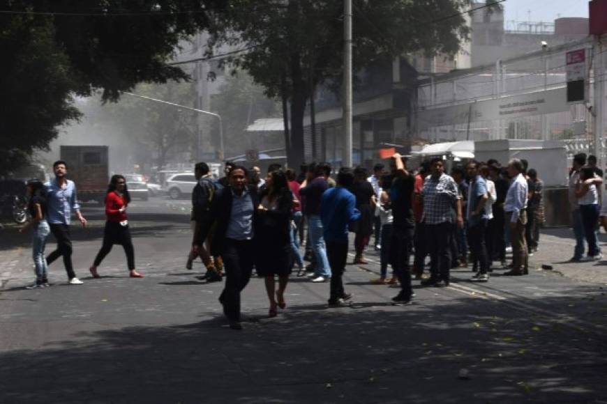 En la plaza Cibeles, niños con crisis de pánico fueron desalojados de su escuela, mientras padres angustiados los buscaban entre la muchedumbre, constató un periodista de la AFP.<br/>