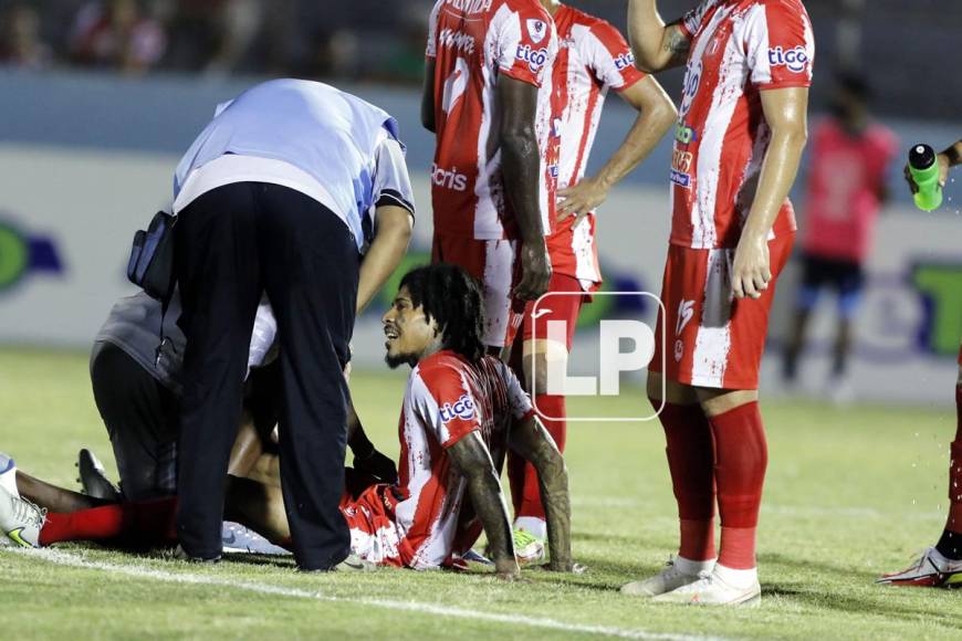 Henry Figueroa recibe atención medica durante el partido.